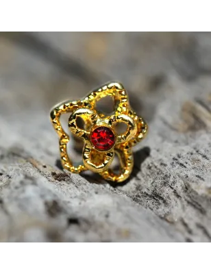 Piercing cartilage plaqué or fleur en étoile