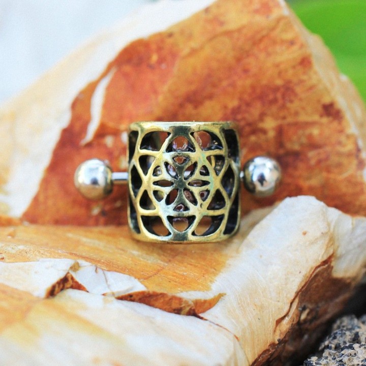 Piercing cartilage manchette pentagramme floral