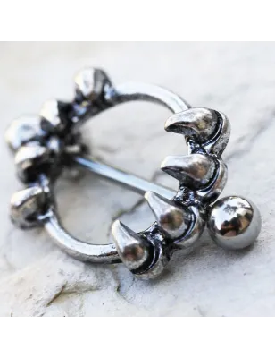 Piercing téton gothique griffes