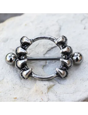 Piercing téton gothique griffes