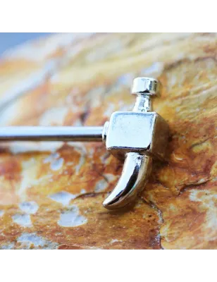 Piercing téton en forme de marteau