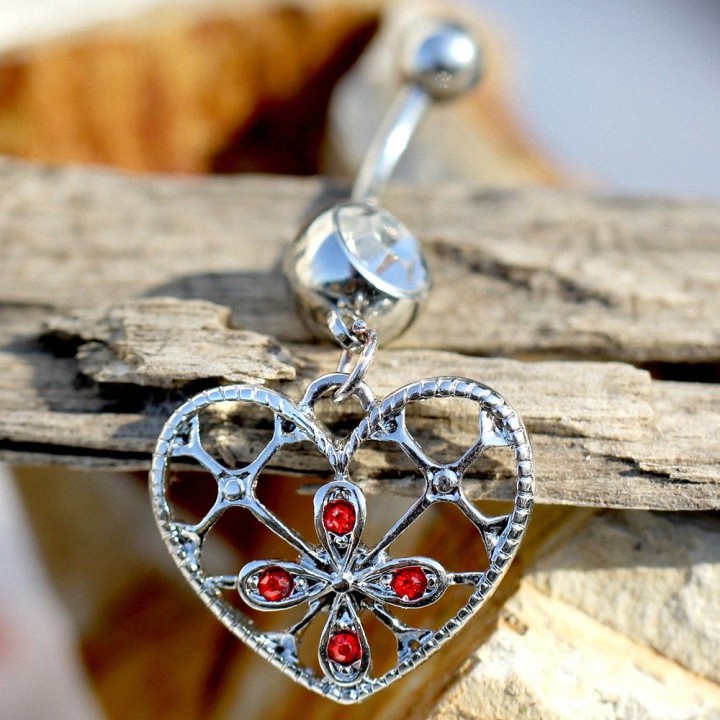 Piercing nombril coeur floral