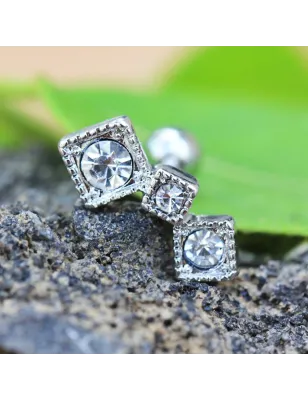 Piercing cartilage hélix trois carrés