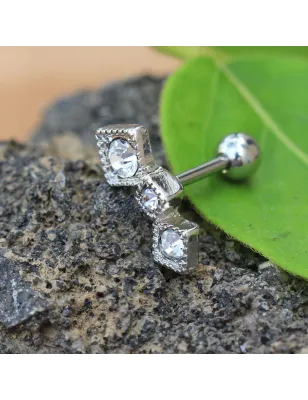 Piercing cartilage hélix trois carrés