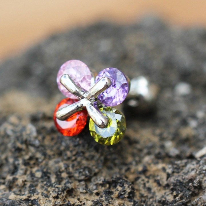 Piercing cartilage trèfle à quatre feuilles royal gemmes