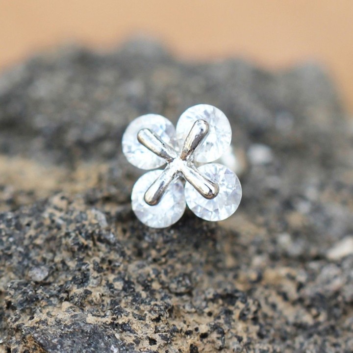 Piercing cartilage trèfle à quatre feuilles royal gemmes