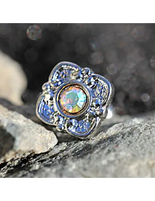 Piercing cartilage hélix fleur aurore boréale