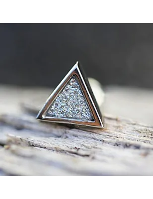 Piercing cartilage hélix triangle poudré