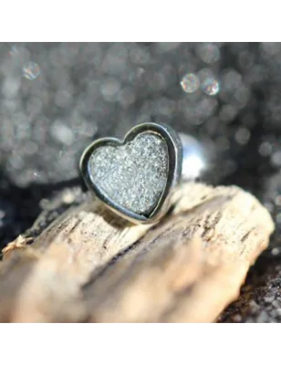 Piercing cartilage hélix coeur poudré