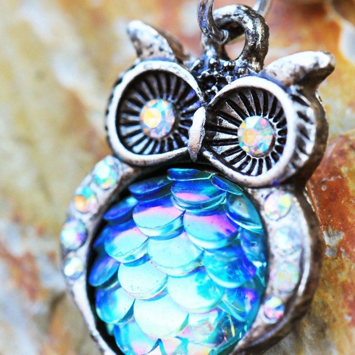 Piercing nombril hibou écailles multicolores