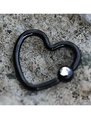 Piercing cartilage hélix coeur noir