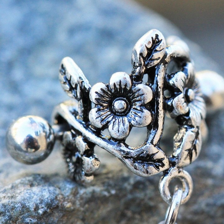 Piercing cartilage hélix manchette floral