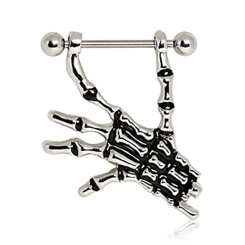 Piercing téton main de squelette