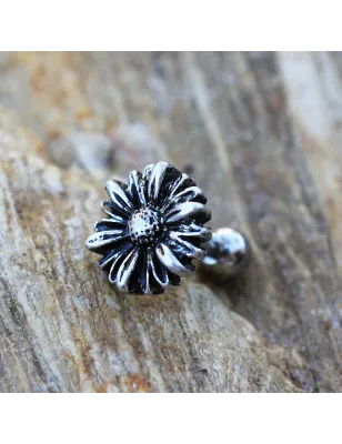 Piercing cartilage oreille fleur