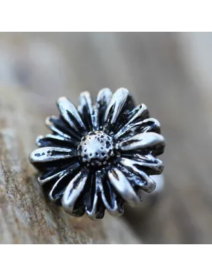 Piercing cartilage oreille fleur