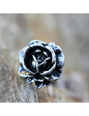 Piercing cartilage oreille rose antique