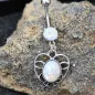 Piercing nombril coeur noeud et opale blanche