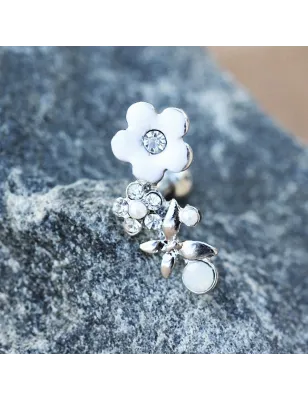 Piercing cartilage hélix champ de fleurs