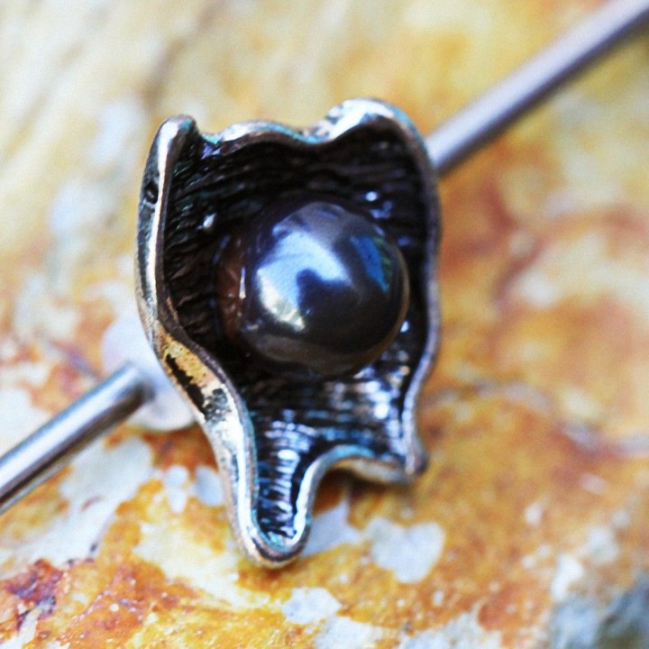 Piercing industriel perle noire et coquillage