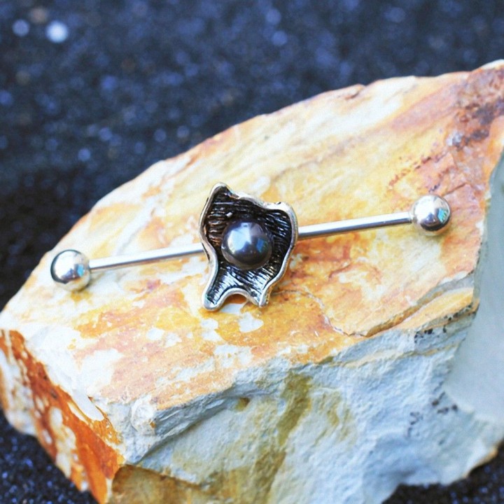 Piercing industriel perle noire et coquillage