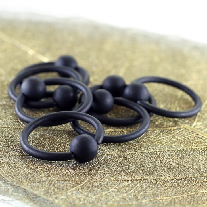 Piercing anneau captif noir mat