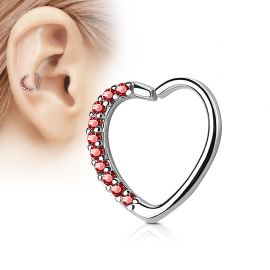 Piercing cartilage daith coeur strass rouges