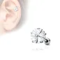 Piercing cartilage hélix fleur triangulaire