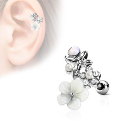 Piercing cartilage hélix fleur blanche