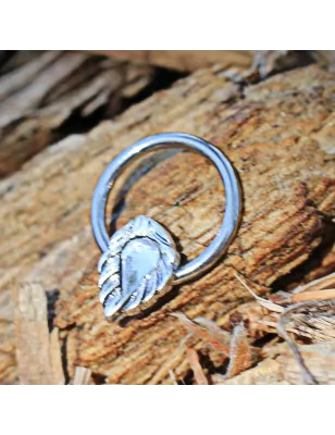 Piercing anneau captif feuille gemme