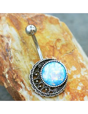 Piercing nombril lune dans une galaxie