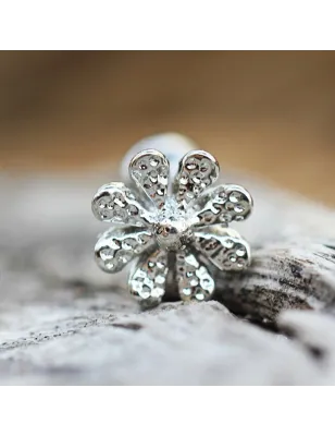 Piercing oreille cartilage hélix avec une marguerite