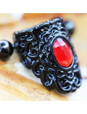 Piercing cartilage hélix manchette gothique gemme rouge