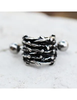 Piercing cartilage hélix manchette épines gothique