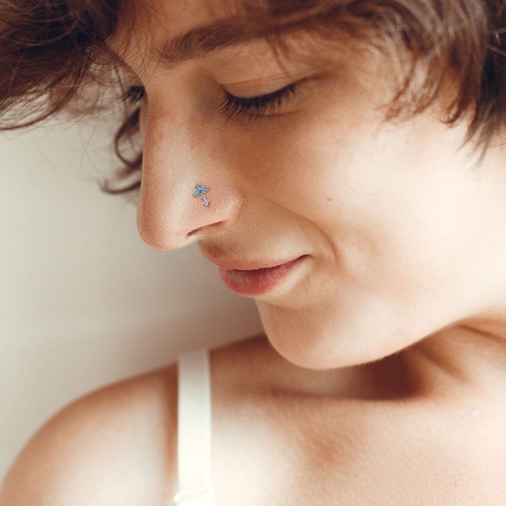 Piercing nez tige en L croix pavée turquoise