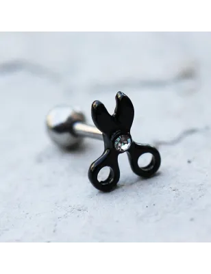 Piercing oreille cartilage en forme de ciseaux