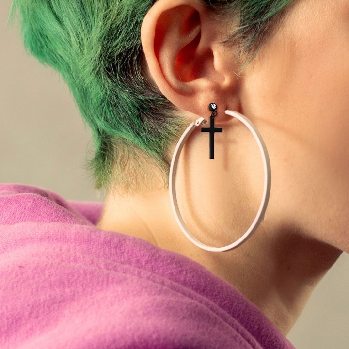 Piercing cartilage pendentif croix noir