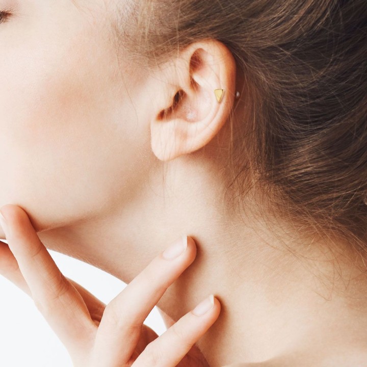 Piercing cartilage hélix triangle multicolore
