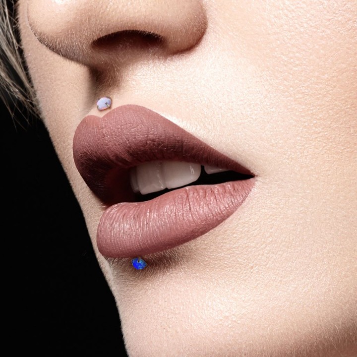 Piercing labret Bioflex Téflon opale de synthèse bleue