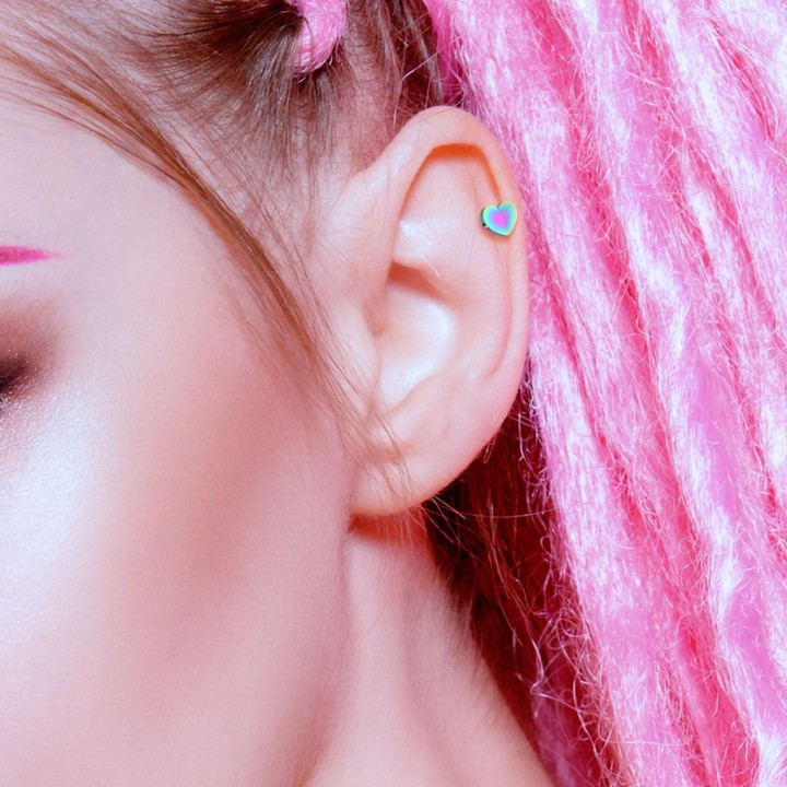 Piercing cartilage hélix coeur multicolore