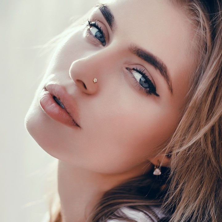 Piercing nez Or jaune 14 carats fleur pierres blanches