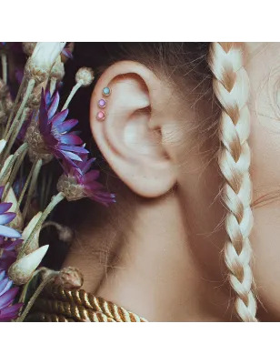 Piercing cartilage hélix doré pierre lumineuse bleue
