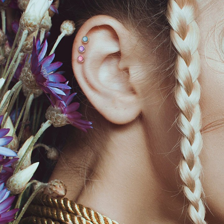 Piercing cartilage hélix rosé pierre lumineuse rose