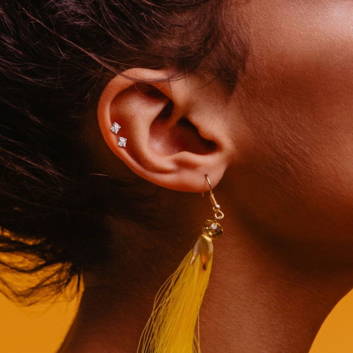 Piercing cartilage hélix strass carré blanc
