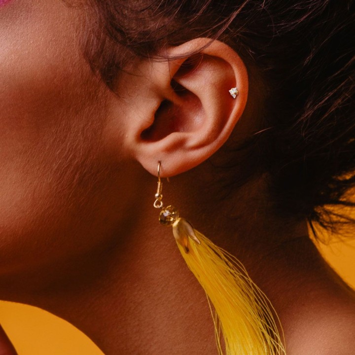 Piercing cartilage hélix strass triangle blanc