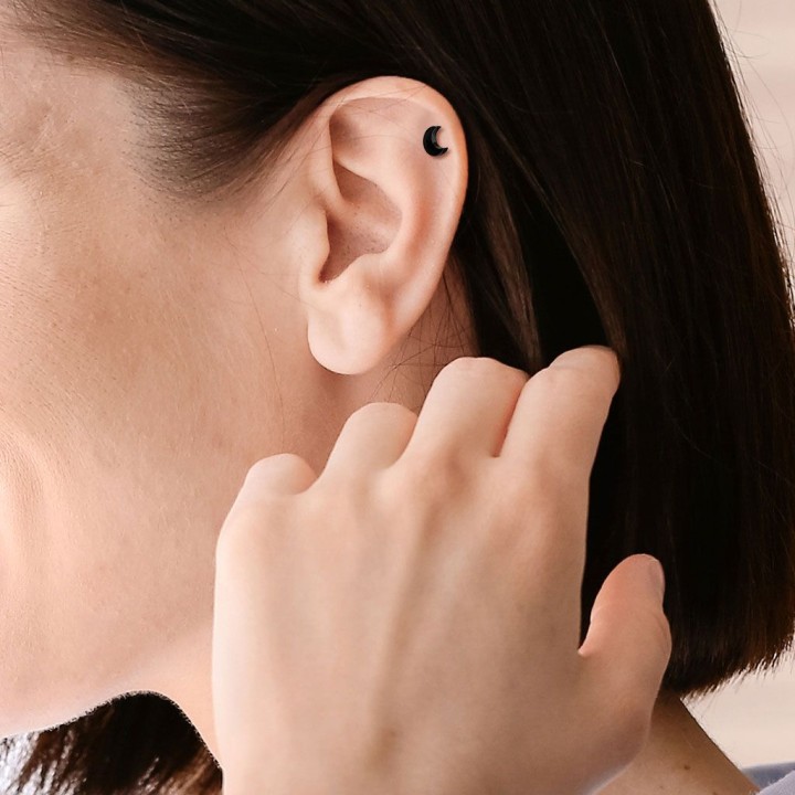 Piercing cartilage hélix lune noir