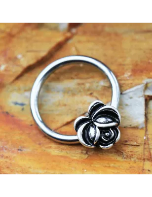 Piercing anneau captif fleur antique