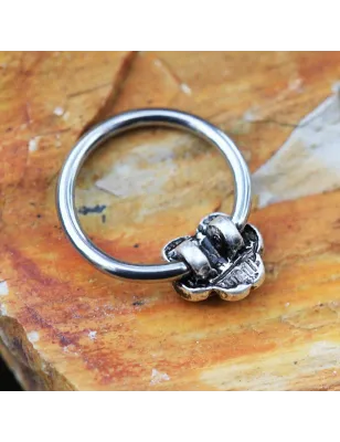 Piercing anneau captif fleur antique