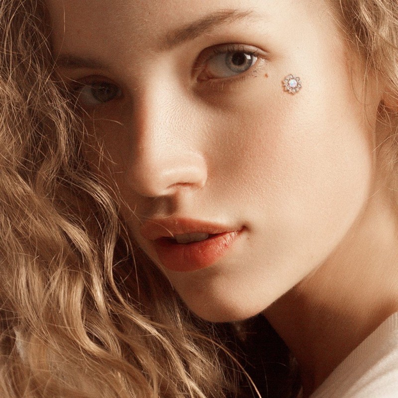 Piercing oreille hélix fleur opalite blanche