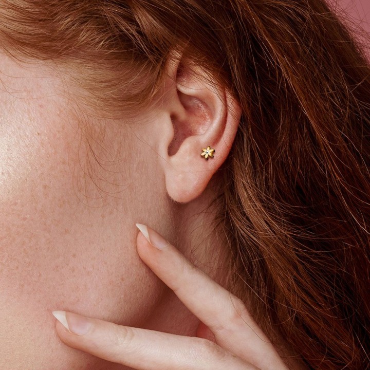 Piercing cartilage hélix doré fleur avec strass