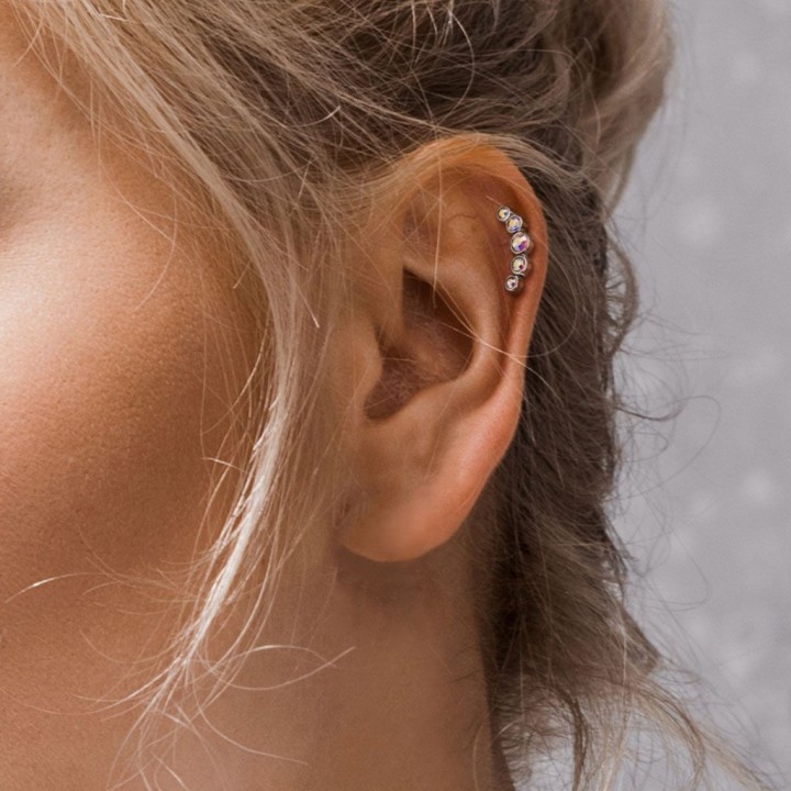 Piercing cartilage hélix incurvé cinq cristaux aurore boréale